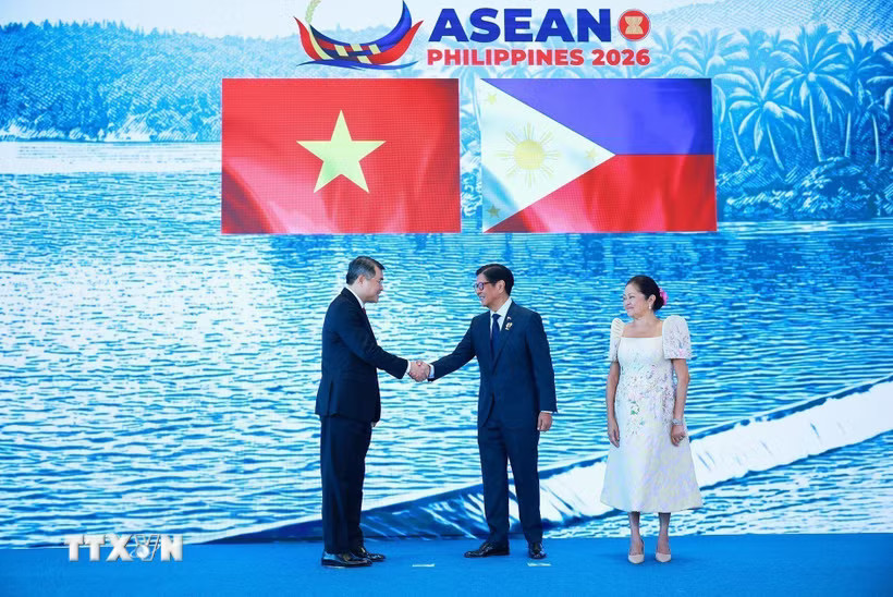 Tổng thống Philippines Ferdinand Romualdez Marcos Jr, Chủ tịch ASEAN năm 2026 đón Thủ tướng Lê Minh Hưng dự Hội nghị Cấp cao ASEAN lần thứ 48. (Ảnh: Dương Giang/TTXVN)