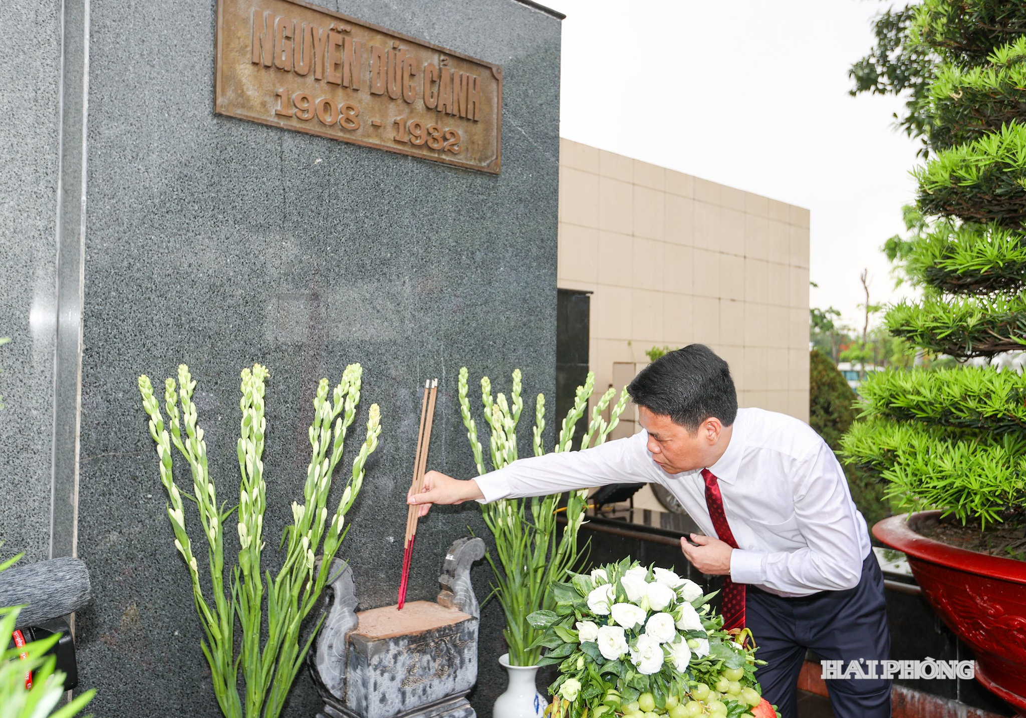Đồng chí Lê Ngọc Châu, Uỷ viên Trung ương Đảng, Bí thư Thành uỷ, Trưởng Đoàn Đại biểu Quốc hội Hải Phòng dâng hương tại tượng đài đồng chí Nguyễn Đức Cảnh