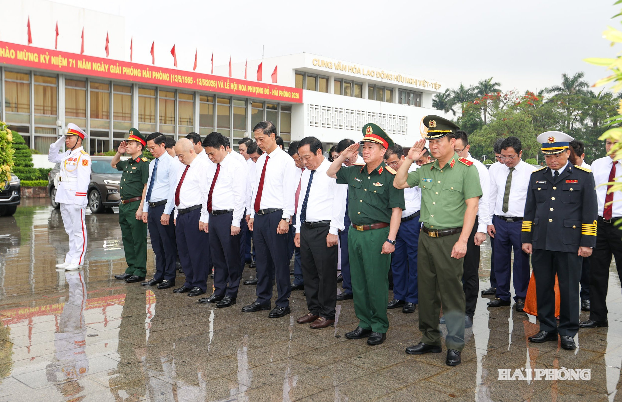 Trong không khí trang nghiêm, đoàn đại biểu thành phố dành một phút mặc niệm, tưởng nhớ đồng chí Nguyễn Đức Cảnh
