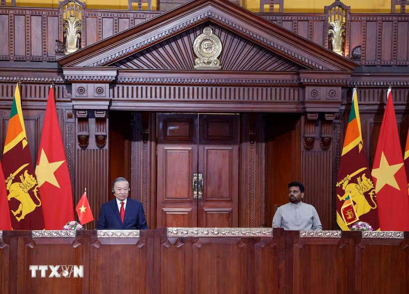 Tổng Bí thư, Chủ tịch nước Tô Lâm và Tổng thống Anura Kumara Dissanayake gặp gỡ báo chí nhân thăm chuyến cấp Nhà nước Sri Lanka. (Ảnh: Thống Nhất/TTXVN)