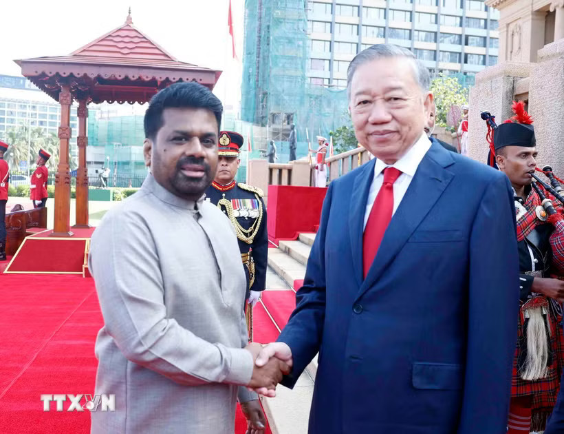 Tổng thống Sri Lanka Anura Kumara Dissanayake đón Tổng Bí thư, Chủ tịch nước Tô Lâm. (Ảnh: Thống Nhất/TTXVN)