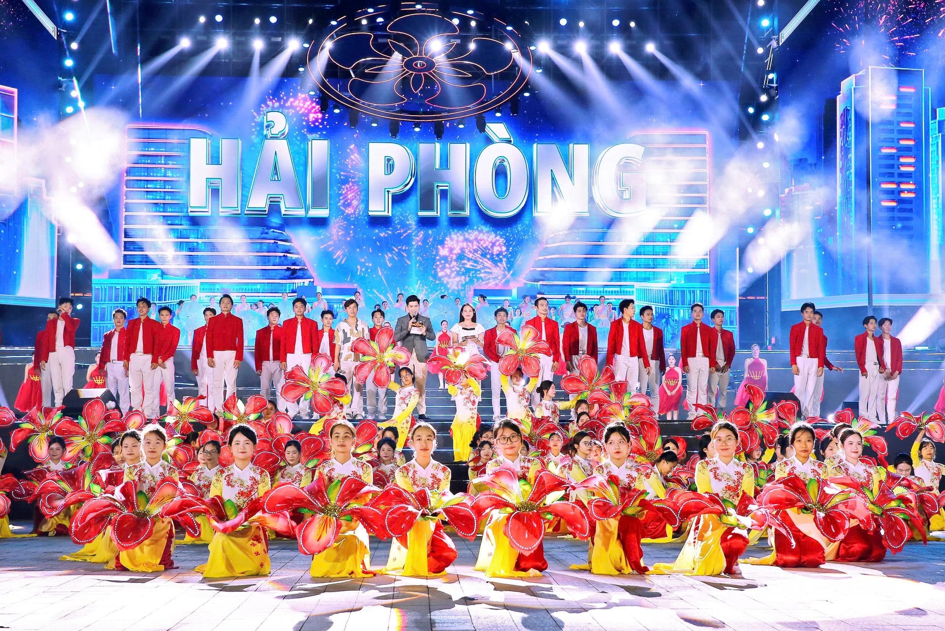 chuong-trinh-nghe-thuat-hai-phong-hoi-tu-toa-sang-quy-tu-dong-dao-nghe-si-dien-vien-chuyen-nghiep-va-quan-chung-tham-gia-bieu-dien..jpg