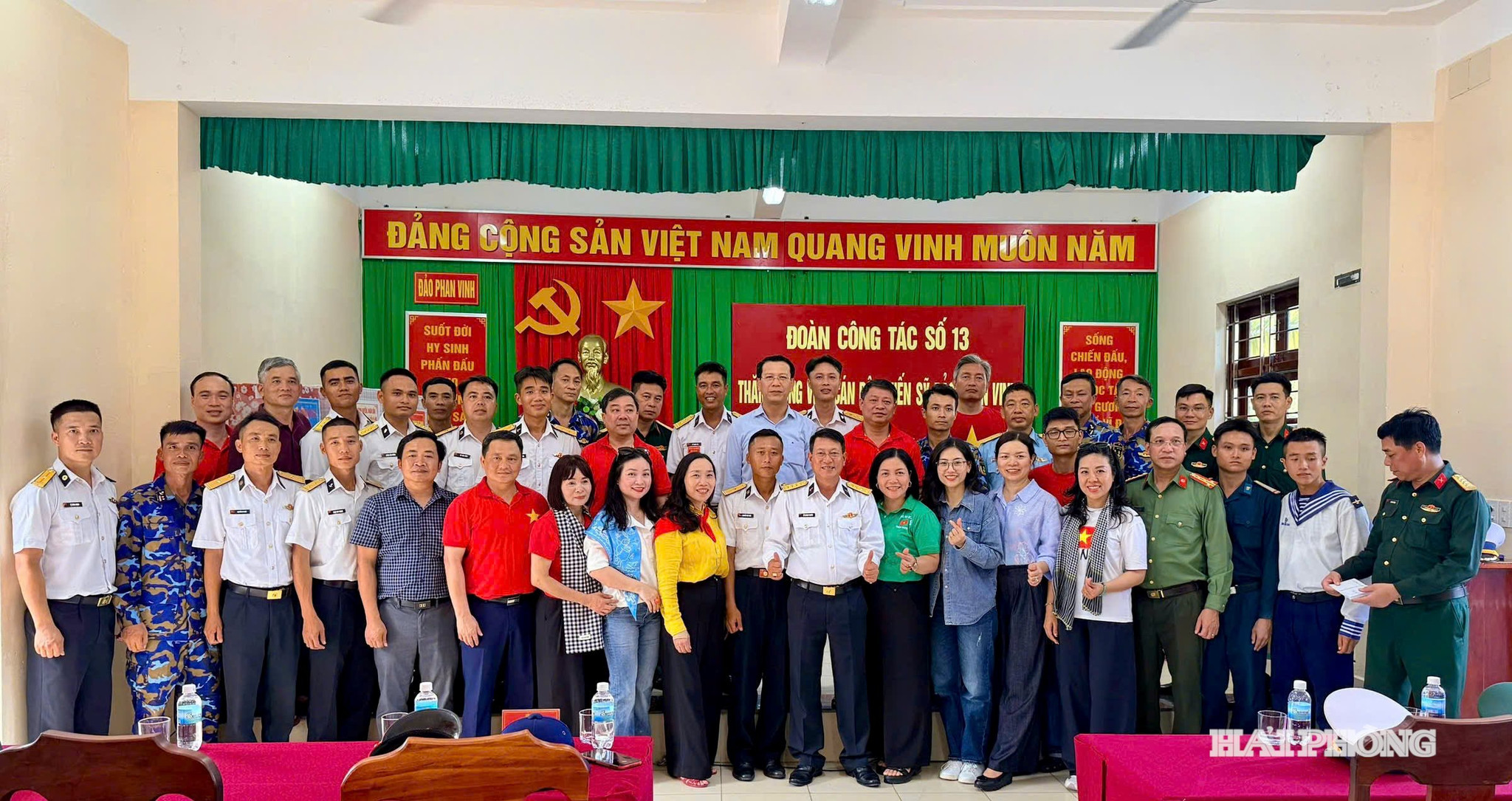 Đoàn công tác Hải Phòng gặp gỡ cán bộ, chiến sĩ người Hải Phòng đang công tác trên đảo Phan Vinh