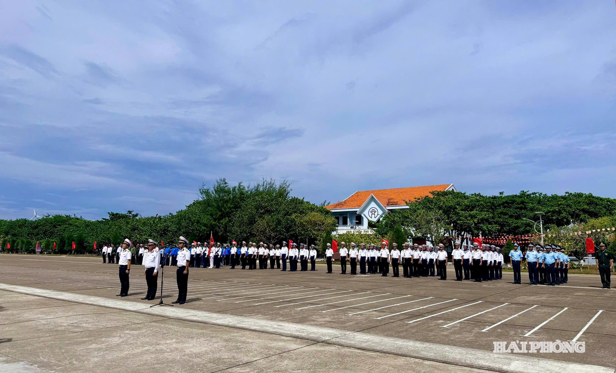 Đoàn công tác tham dự lễ chào cờ trên đảo Trường Sa