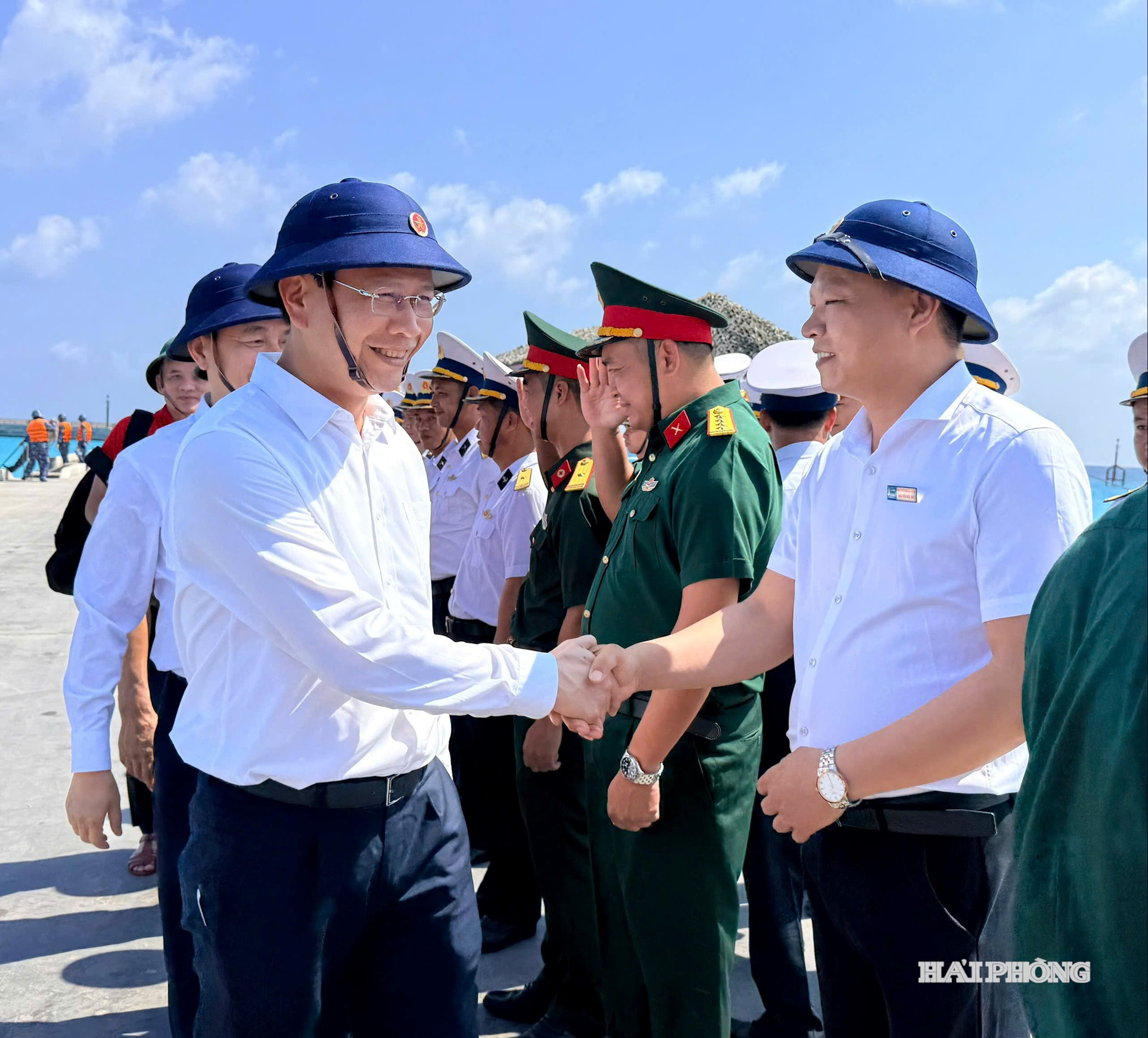 Đồng chí Bùi Đức Quang - Phó Chủ tịch Hội đồng Nhân dân thành phố động viên cán bộ, chiến sĩ trên đảo Sinh Tồn Đông