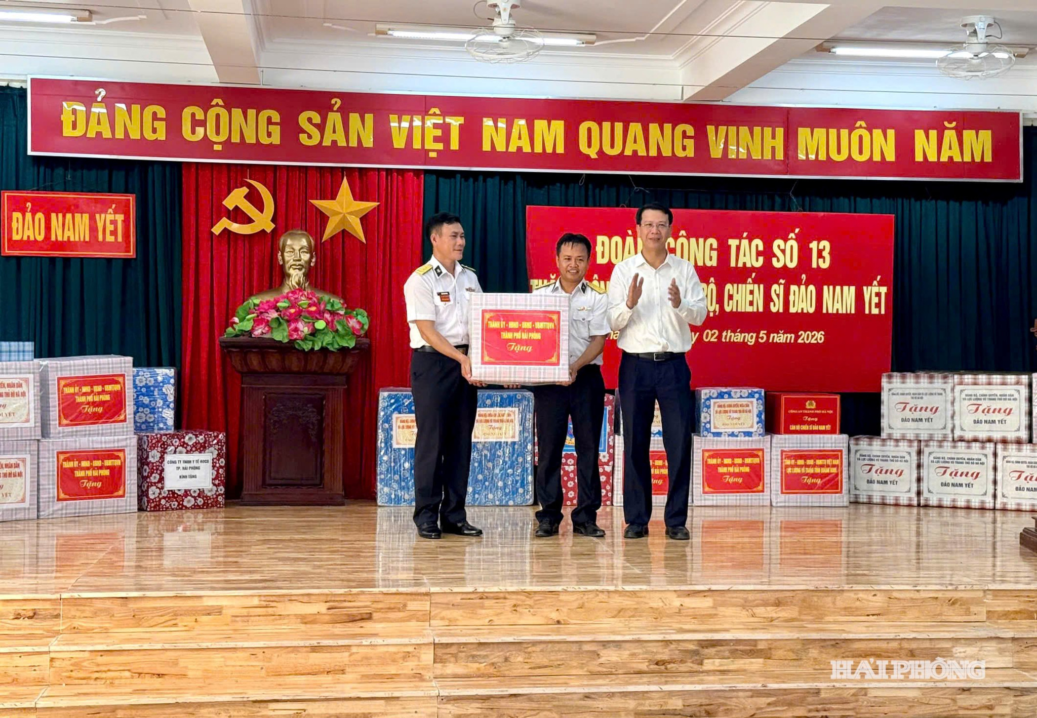 Đồng chí đồng chí Bùi Đức Quang – Phó Chủ tịch Hội đồng nhân dân thành phố tặng quà và phát biểu chia sẻ cùng quân và dân tại đảo Nam Yết