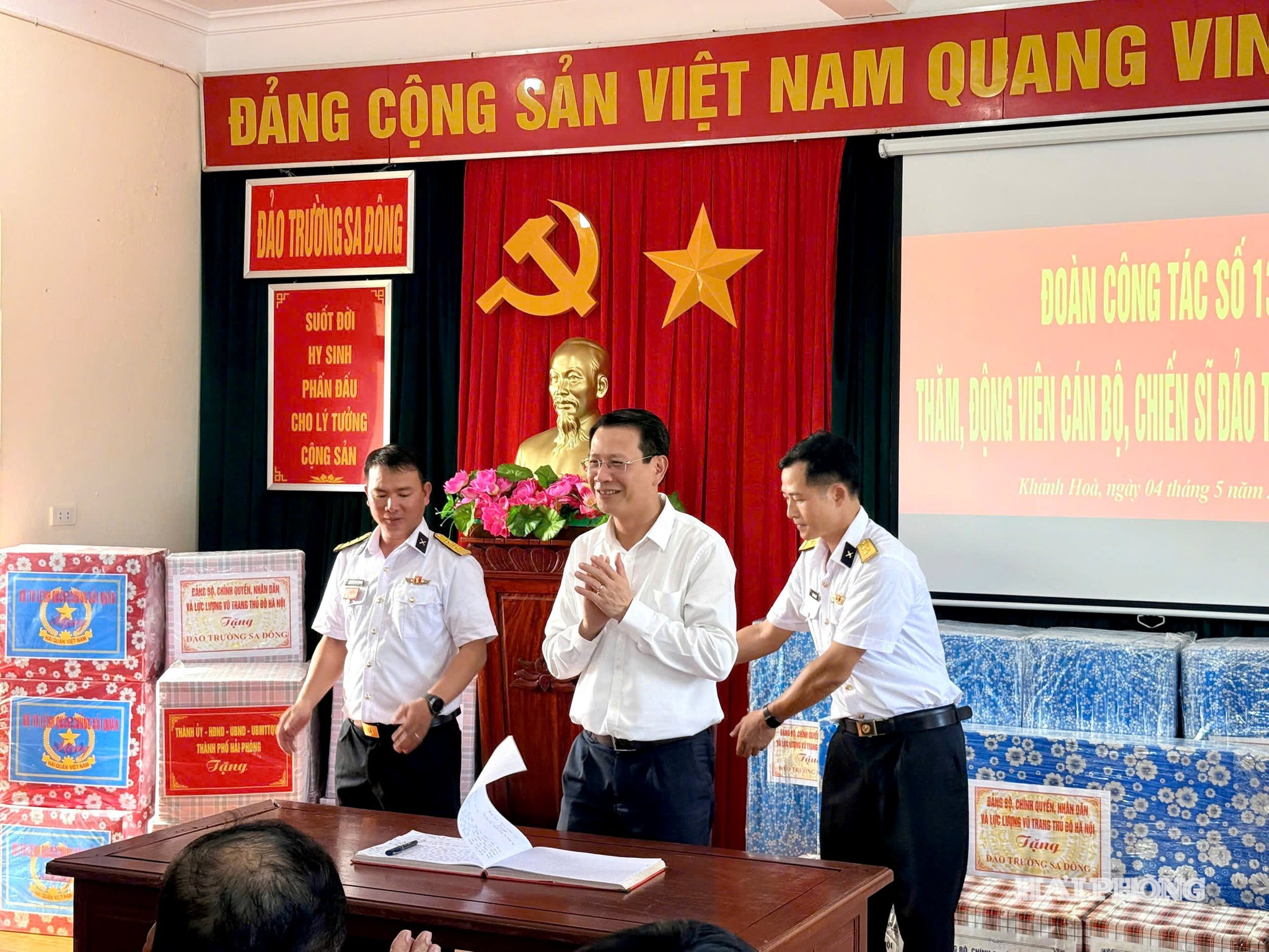Đồng chí đồng chí Bùi Đức Quang – Phó Chủ tịch Hội đồng nhân dân thành phố viết lưu bút tại đảo Trường Sa Đông