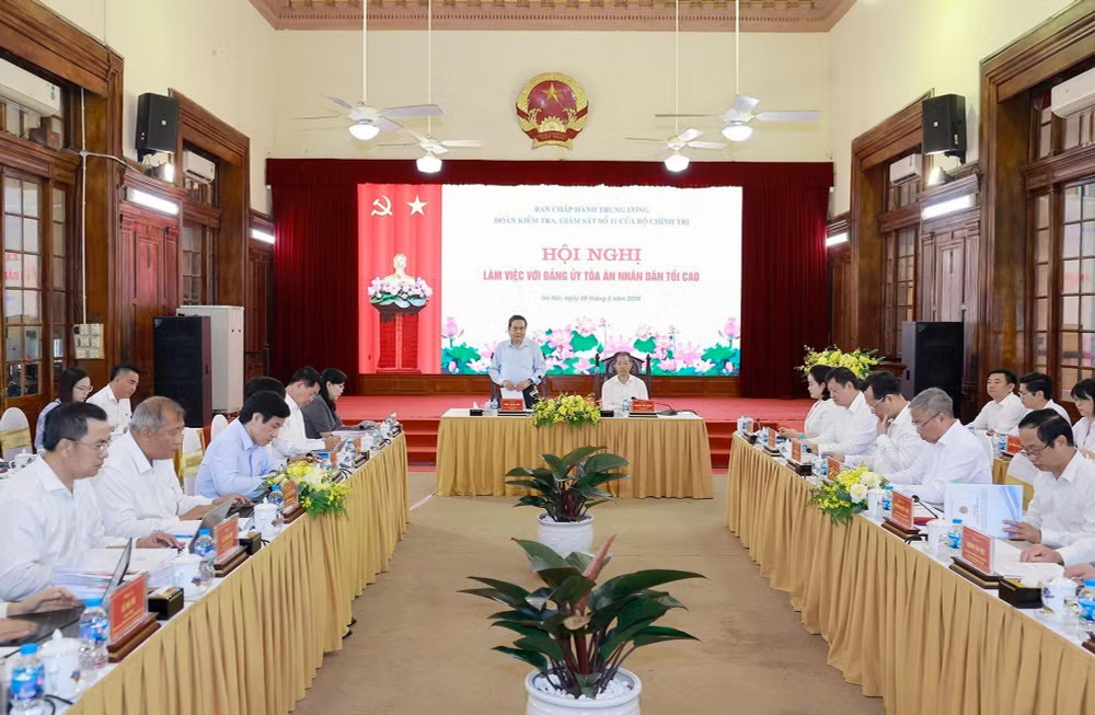 Chủ tịch Quốc hội Trần Thanh Mẫn, Trưởng đoàn Kiểm tra, giám sát số 11 phát biểu. (Ảnh: Doãn Tấn/TTXVN) vna-potal-doan-kiem-tra-giam-sat-so-11-cua-bo-chinh-tri-lam-viec-voi-dang-uy-toa-an-nhan-dan-toi-cao-8748164.jpg