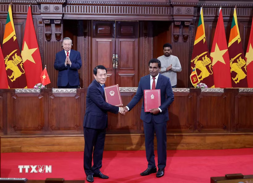 Tổng Bí thư, Chủ tịch nước Tô Lâm và Tổng thống Anura Kumara Dissanayake chứng kiến lễ trao các văn kiện hợp tác giữa 2 nước. (Ảnh: Thống Nhất/TTXVN)