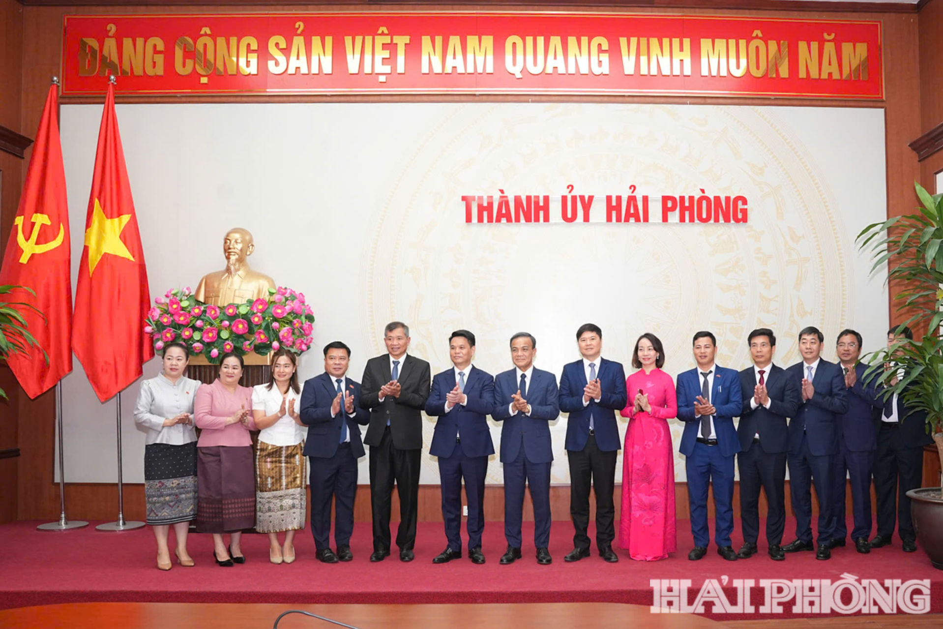 lanh-dao-thanh-pho-hai-phong-va-doan-dai-bieu-chinh-quyen-tinh-vieng-chan-va-tinh-u-dom-xay-nuoc-chdcnd-lao-chup-anh-luu-niem(1).jpg