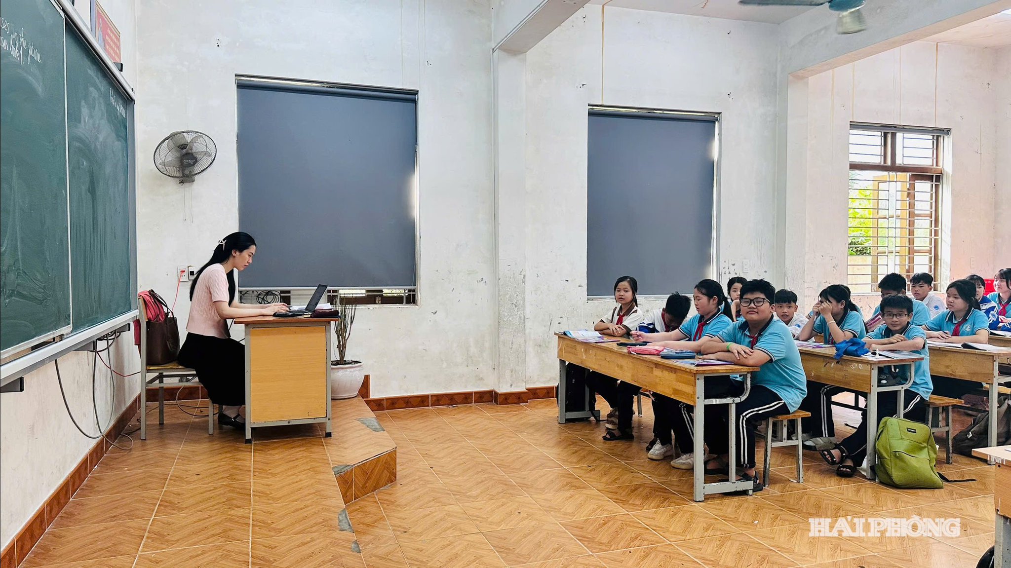 Nếu soi chiếu heo Thông tư 20 của Bộ Giáo dục và Đào tạo, nhà trường còn thiếu tới 10 biên chế