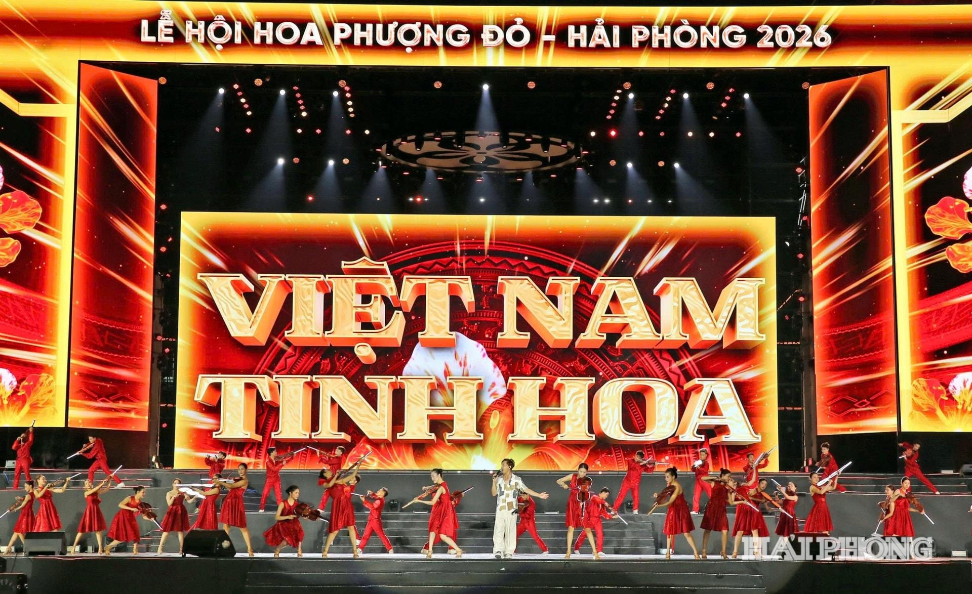 tiet-muc-nghe-thuat-viet-nam-tinh-hoa-tai-chuong-trinh-khai-mac-le-hoi-hoa-phuong-do-hai-phong-2026jpg(1).jpg