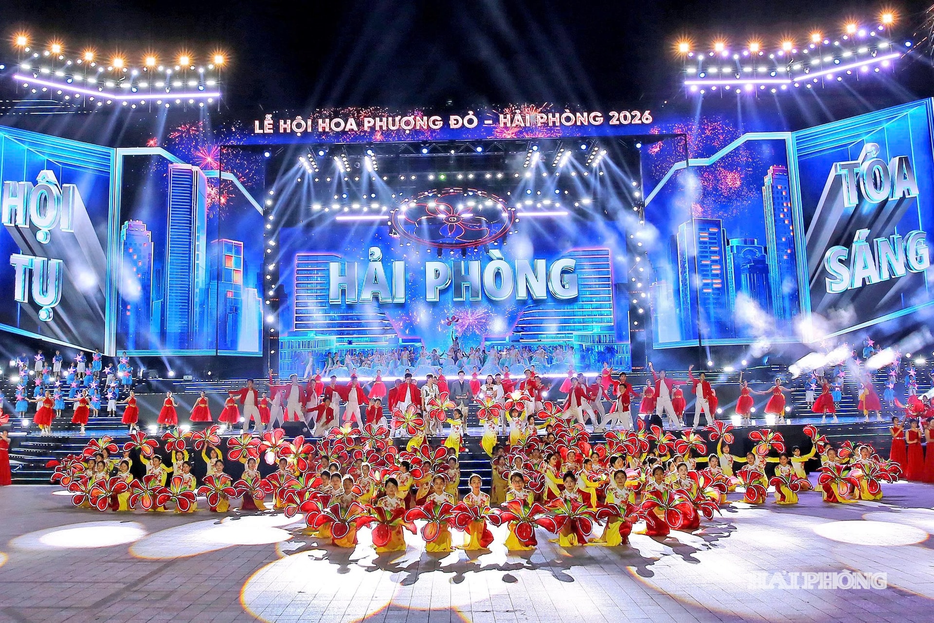 toan-canh-san-khau-chuong-trinh-nghe-thuat-khai-mac-le-hoi-hoa-phuong-do-hai-phong-2026-duoc-dan-dung-quy-mo-lon-hien-dai-tai-quang-truong-trung-tam-chinh-tri-hanh-chinh-thanh-pho..jpg