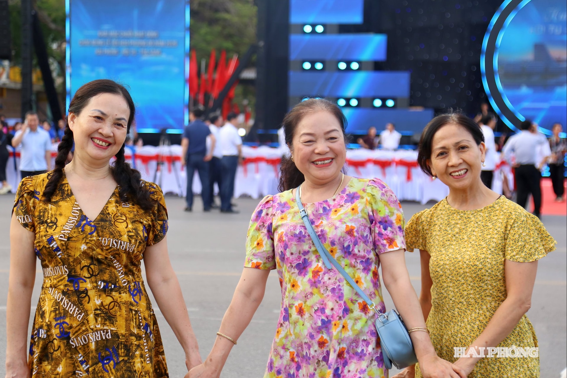 Das strahlende Lächeln der Menschen in Hai Phong am Tag des großen Stadtfestes.