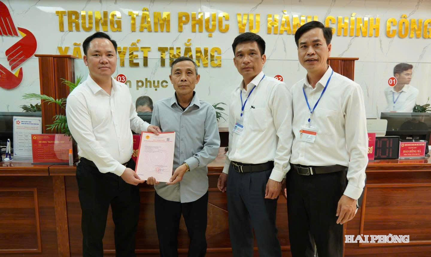 Đại diện lãnh đạo xã Quyết Thắng trao kết quả giải quyết thủ tục hành chính cho người dân