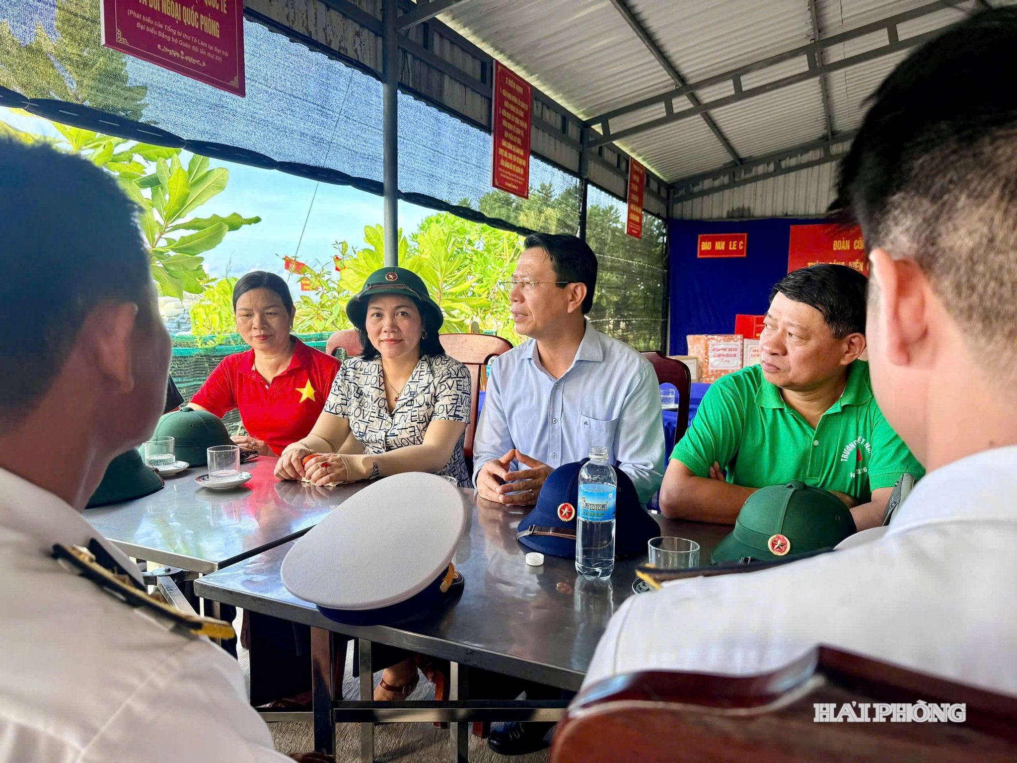 Đoàn công tác Hải Phòng gặp gỡ cán bộ, chiến sĩ người Hải Phòng đang công tác trên đảo Núi Le C