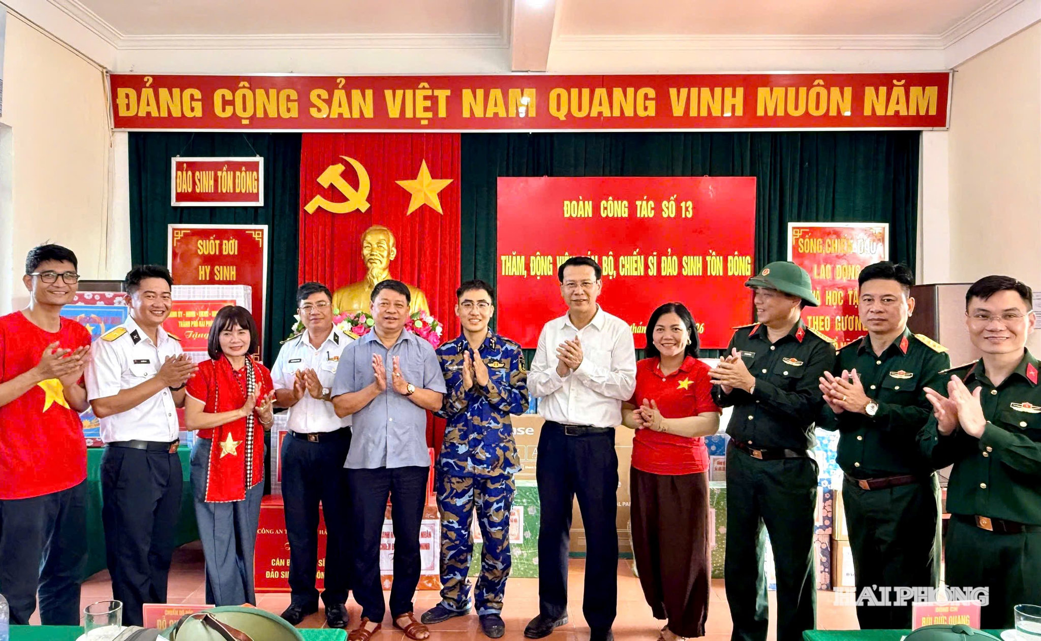 Đoàn công tác Hải Phòng gặp gỡ cán bộ, chiến sĩ người Hải Phòng đang công tác trên đảo Sinh Tồn Đông