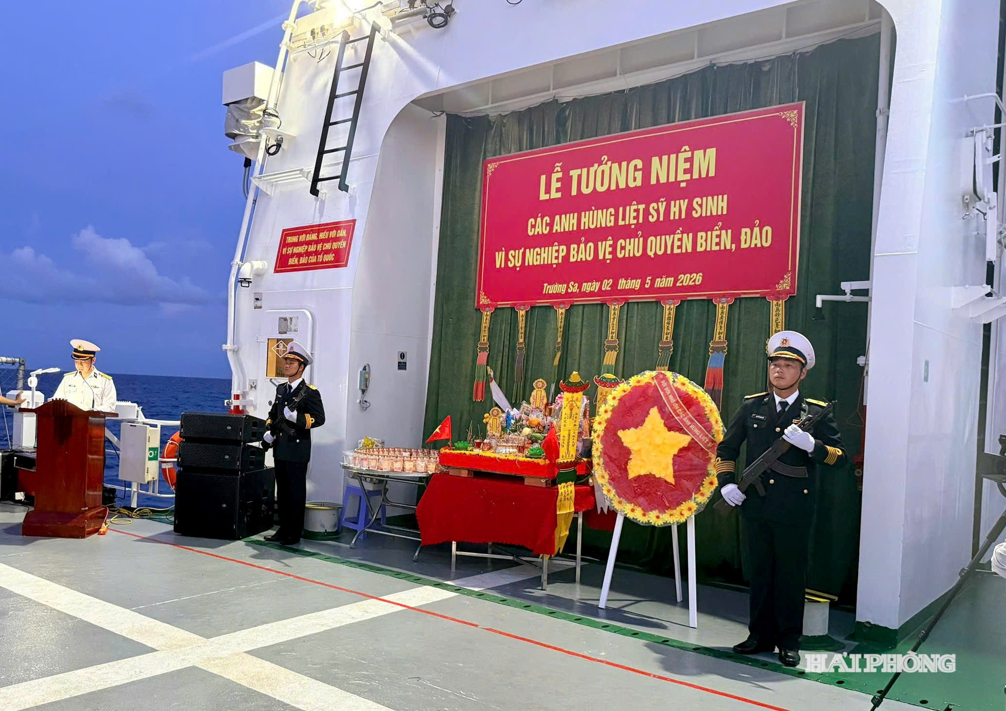 Đoàn công tác tham gia Lễ tưởng niệm các anh hùng, liệt sĩ đã hy sinh bảo vệ chủ quyền biển, đảo của Tổ quốc.