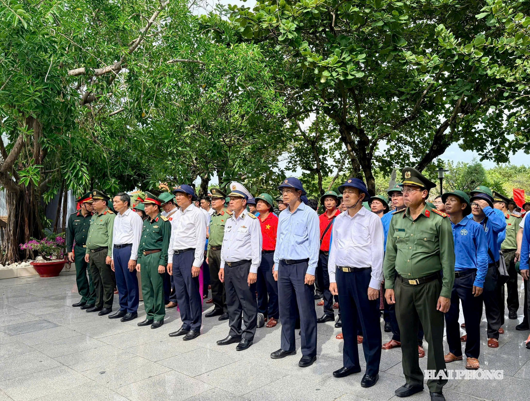 Đoàn công tác thực hiện nghi lễ chào cờ trên đảo Sơn Ca
