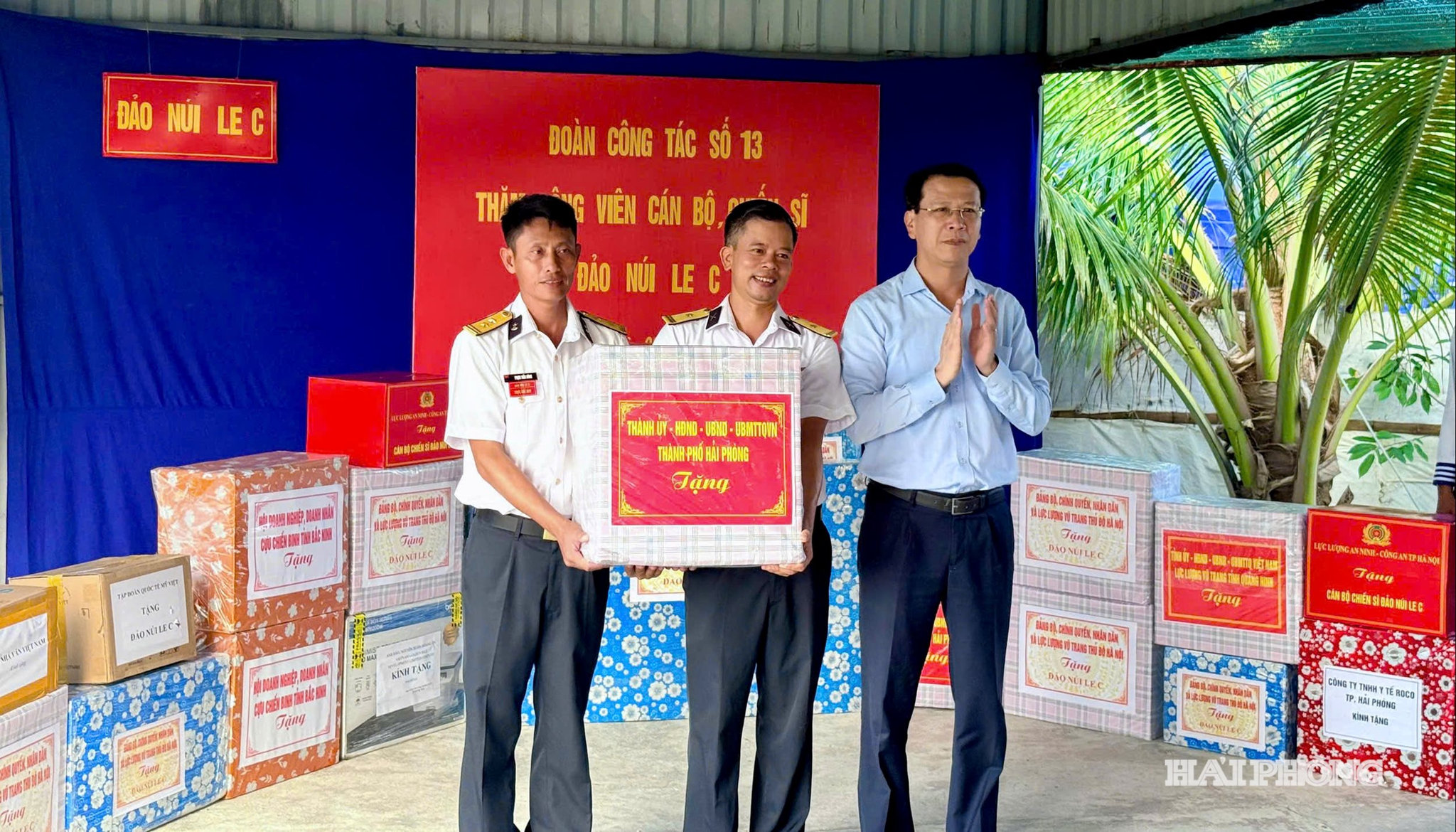 Đồng chí đồng chí Bùi Đức Quang – Phó Chủ tịch Hội đồng nhân dân thành phố tặng quà và phát biểu chia sẻ cùng quân và dân tại đảo Núi Le C