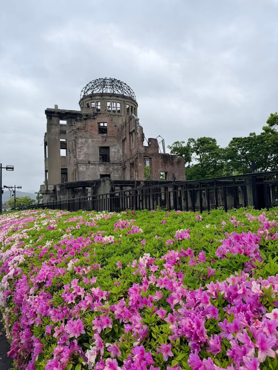 Công viên tưởng niệm hòa bình Hiroshima tọa lạc ngay giữa trái tim của thành phố Hiroshima, Nhật Bản - một trung tâm sôi động với các hoạt động chính trị và thương mại. (Nguồn: Vietnam+)