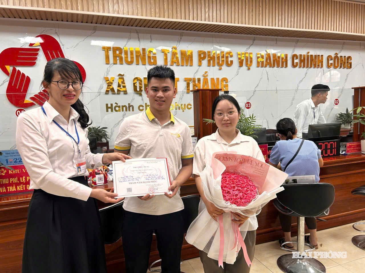 Trao giấy đăng ký kết hôn cho người dân