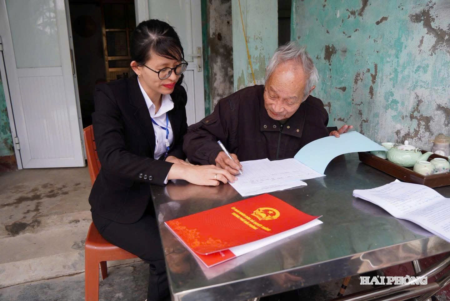 Cán bộ, công chức Trung tâm Phục vụ hành chính công xã Quyết Thắng giải quyết thủ tục hành chính tại nhà cho người cao tuổi