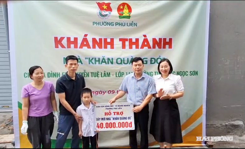 Ban vận động Quỹ “Vì người nghèo” phường Phù Liễn hỗ trợ kinh phí xây nhà tặng gia đình em Nguyễn Tuệ Lâm.