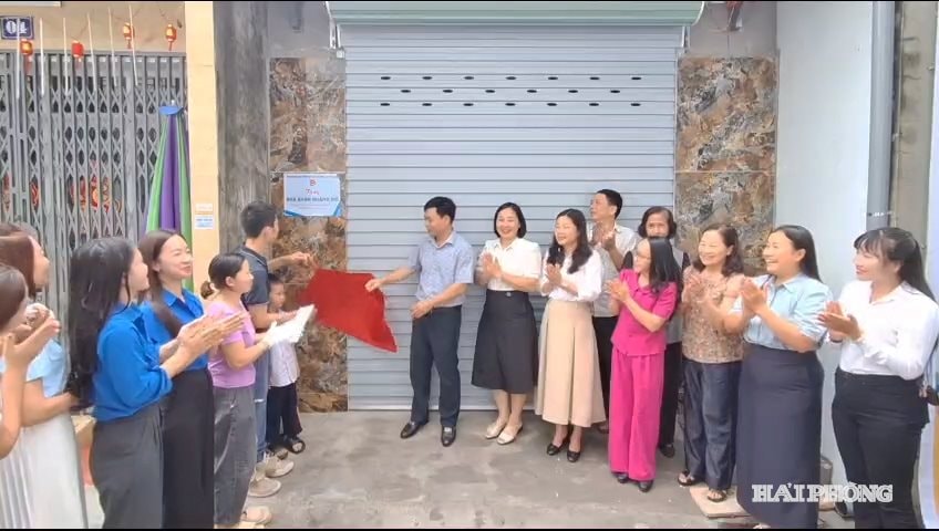 Para perwakilan telah melaksanakan upacara perasmian rumah tersebut.