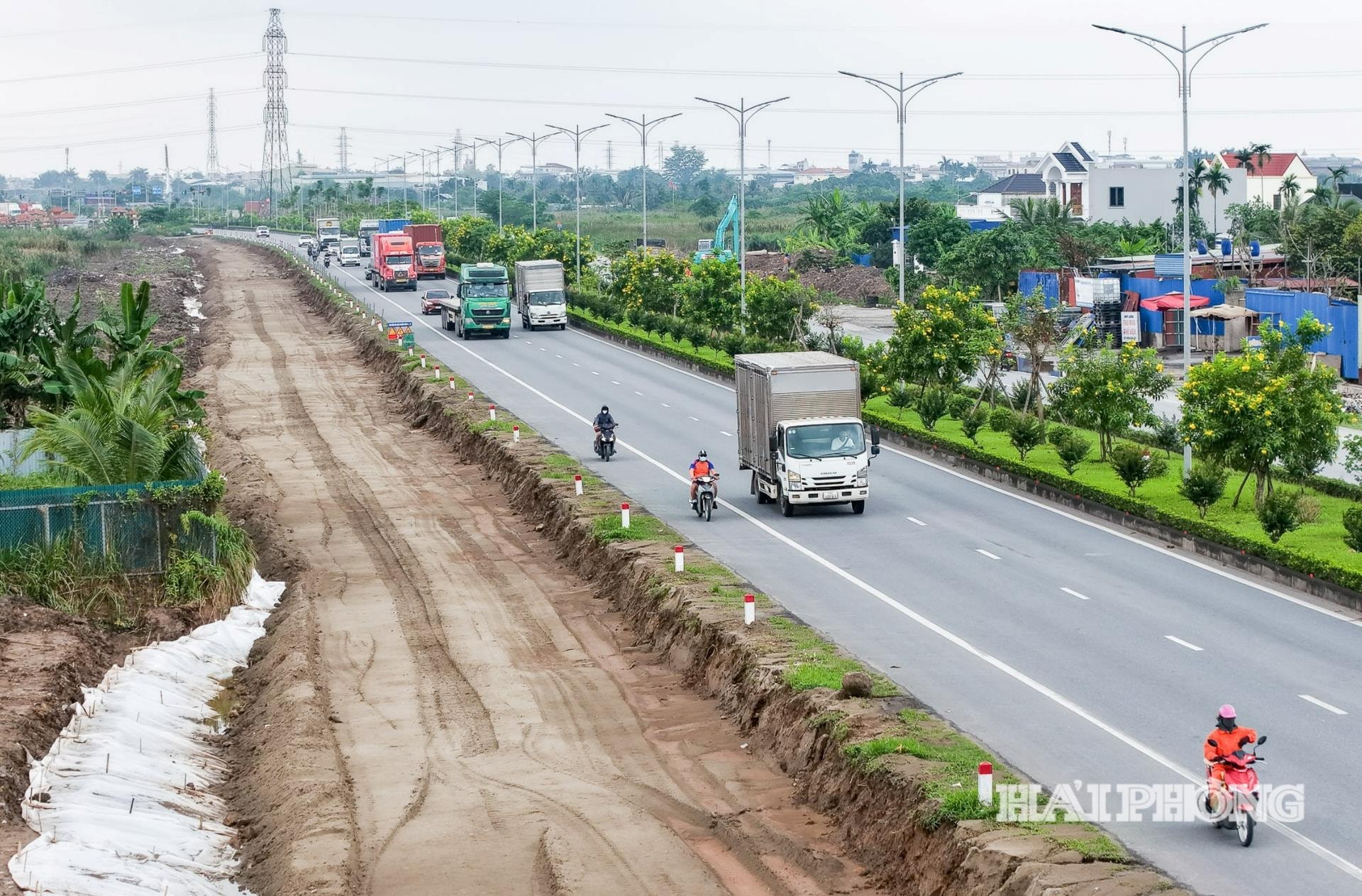 Đường Nguyễn Trường Tộ - Bùi Viện đoạn từ nút giao quốc lộ 10 đến nút giao đường vành đai 2 đang khẩn trương thi công phần mở rộng. Ảnh: LÊ DŨNG
