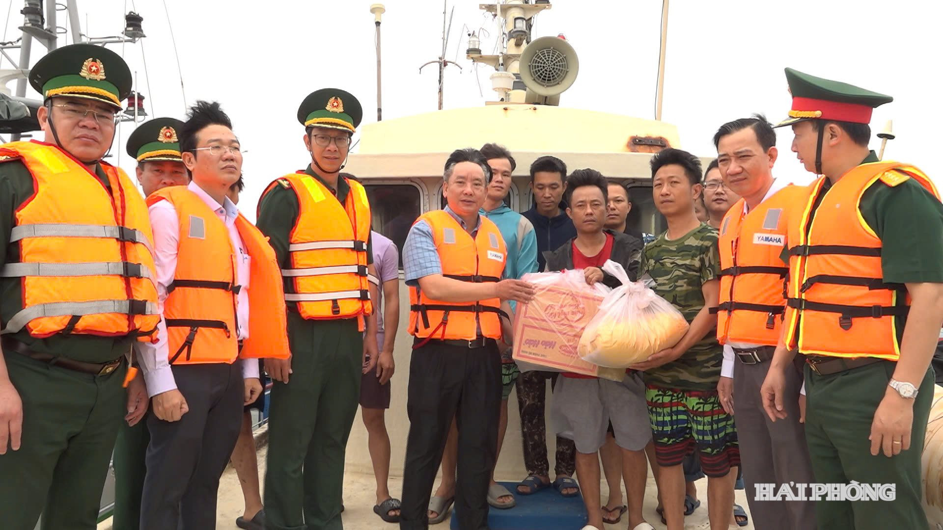 Phó Chủ tịch UBND thành phố Hải Phòng Trần Văn Quân, tặng quà cho ngư dân nước ngoài bị nạn đang neo đậu tại Âu cảng Bạch Long Vĩ