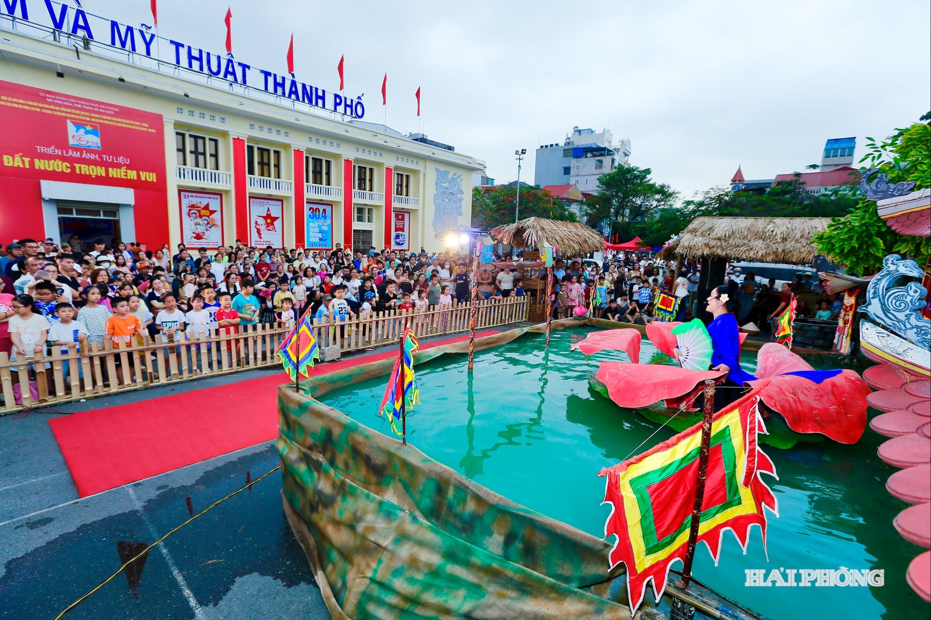 Giữa nhịp sống hiện đại, các loại hình nghệ thuật dân gian không còn bó hẹp trong sân khấu truyền thống mà được đưa ra không gian mở để công chúng dễ dàng tiếp cận.