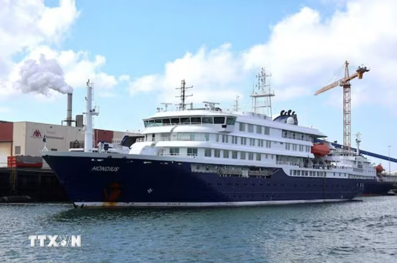 Tàu du lịch MV Hondius ở ngoài khơi thành phố Vlissingen, Hà Lan ngày 17/5/2025. (Ảnh: Reuters/TTXVN)