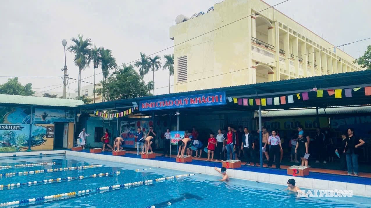 Học sinh Trường tiểu học Võ Thị Sáu tham gia giải bơi do phường An Biên tổ chức để đẩy mạnh phong trào bơi trong nhà trường.