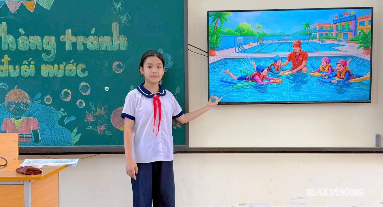 Học sinh Trường tiểu học Lập Lễ học các kỹ năng phòng, chống đuối nước tại ngay lớp học.
