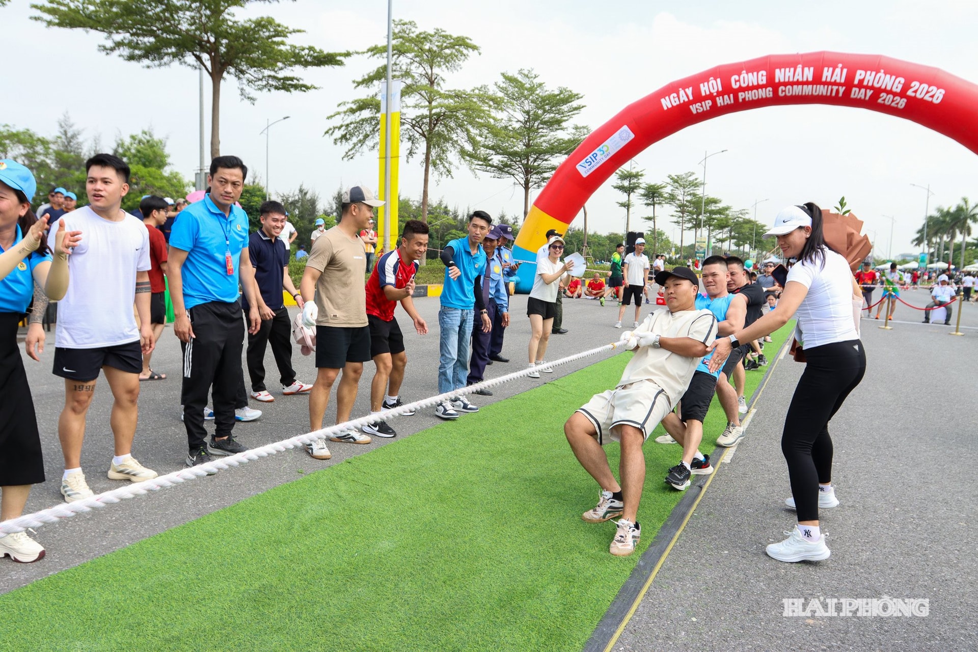 Công nhân, người lao động hào hứng tham gia kéo co tại Ngày hội công nhân 2026