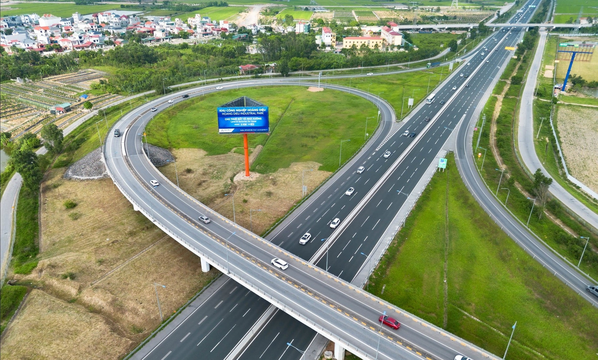 Nút giao cao tốc Hà Nội - Hải Phòng đoạn qua phường Thạch Khôi được đầu tư đồng bộ, hiện đại, nâng tầm kết nối Hải Phòng với các địa phương. Ảnh: ĐỖ TUẤN