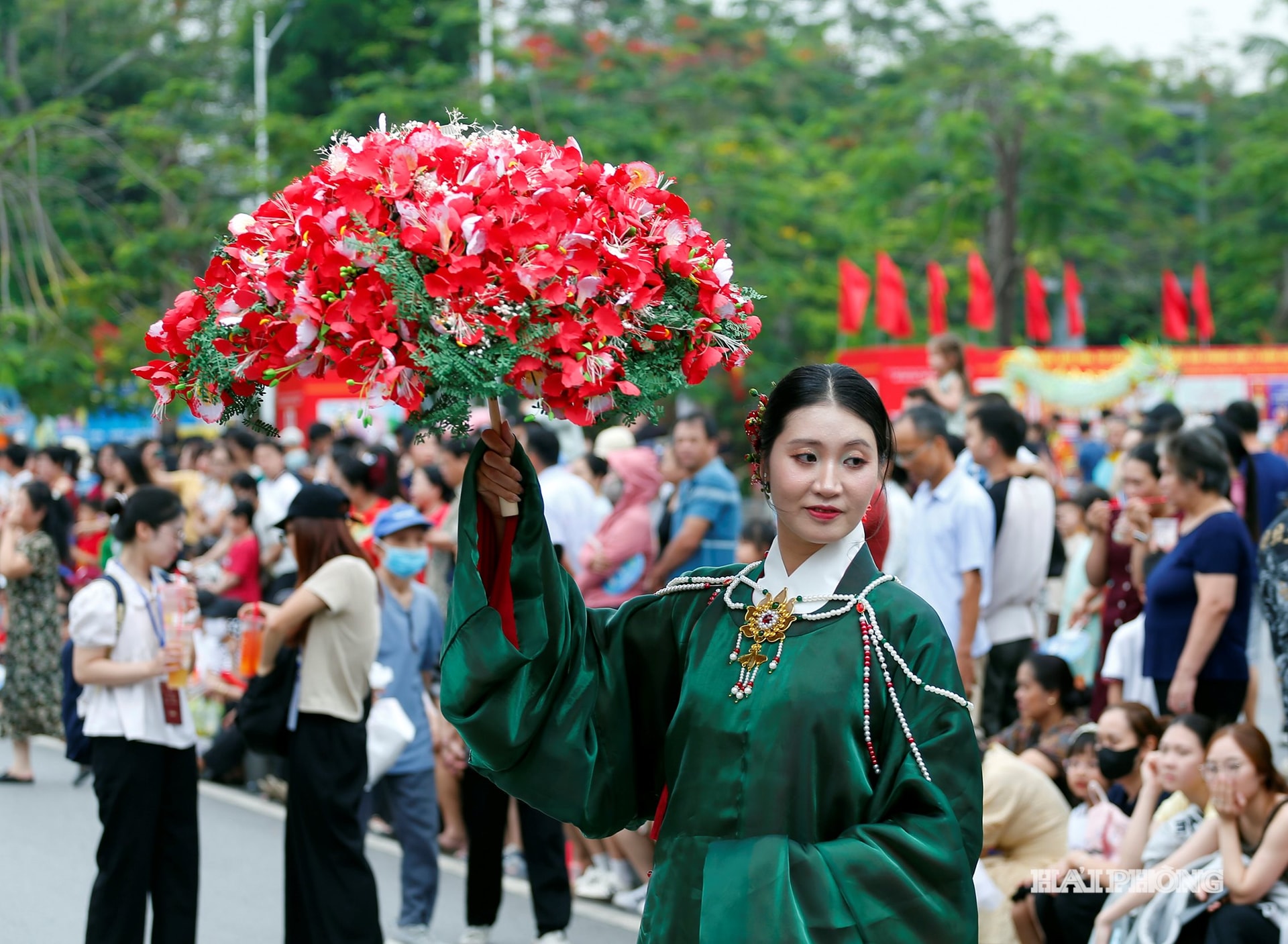 Những làn điệu cải lương, xẩm, ca trù hòa trong sắc đỏ hoa phượng đã tạo nên một không gian nghệ thuật vừa gần gũi, vừa giàu chiều sâu văn hóa.
