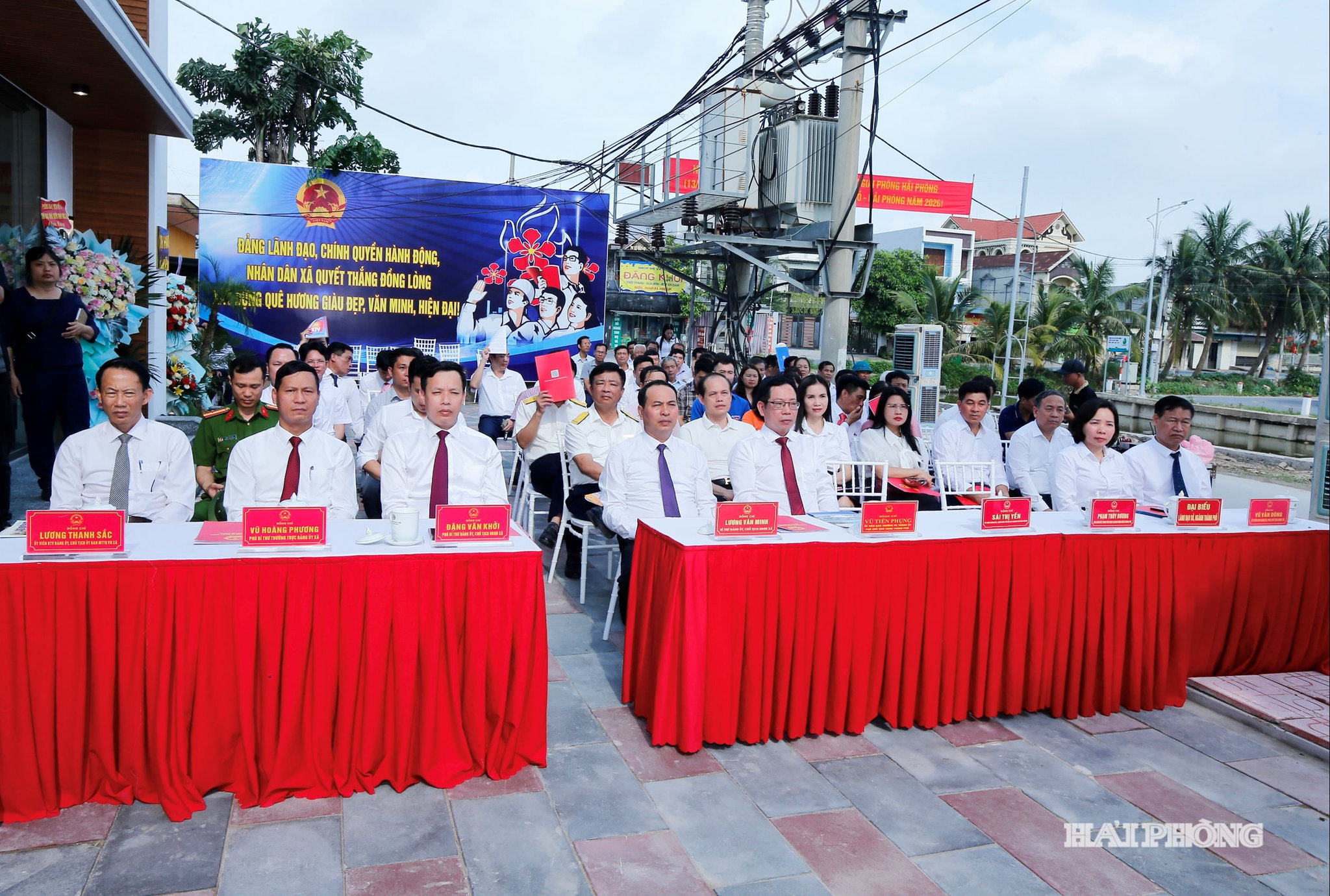 Đồng chí Vũ Tiến Phụng, Uỷ viên ban Thường vụ Thành ủy, Phó chủ tịch UBND thành phố cùng các đại biểu dự lễ khánh thành.