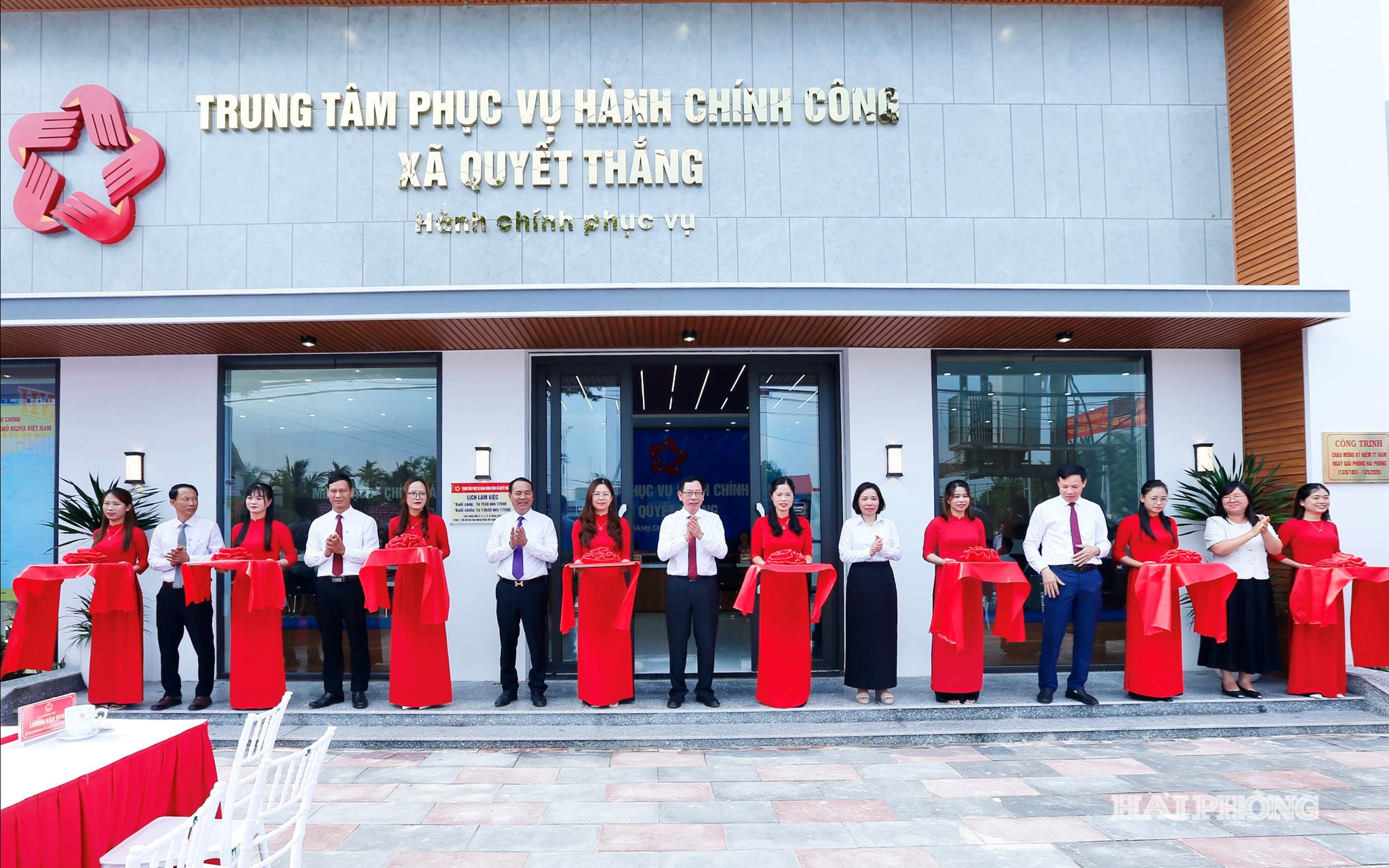 Đồng chí Vũ Tiến Phụng, Uỷ viên ban Thường vụ Thành ủy, Phó chủ tịch UBND thành phố cùng các đại biểu cắt băng khánh thành Trung tâm phục vụ Hành chính công xã Quyết Thắng.