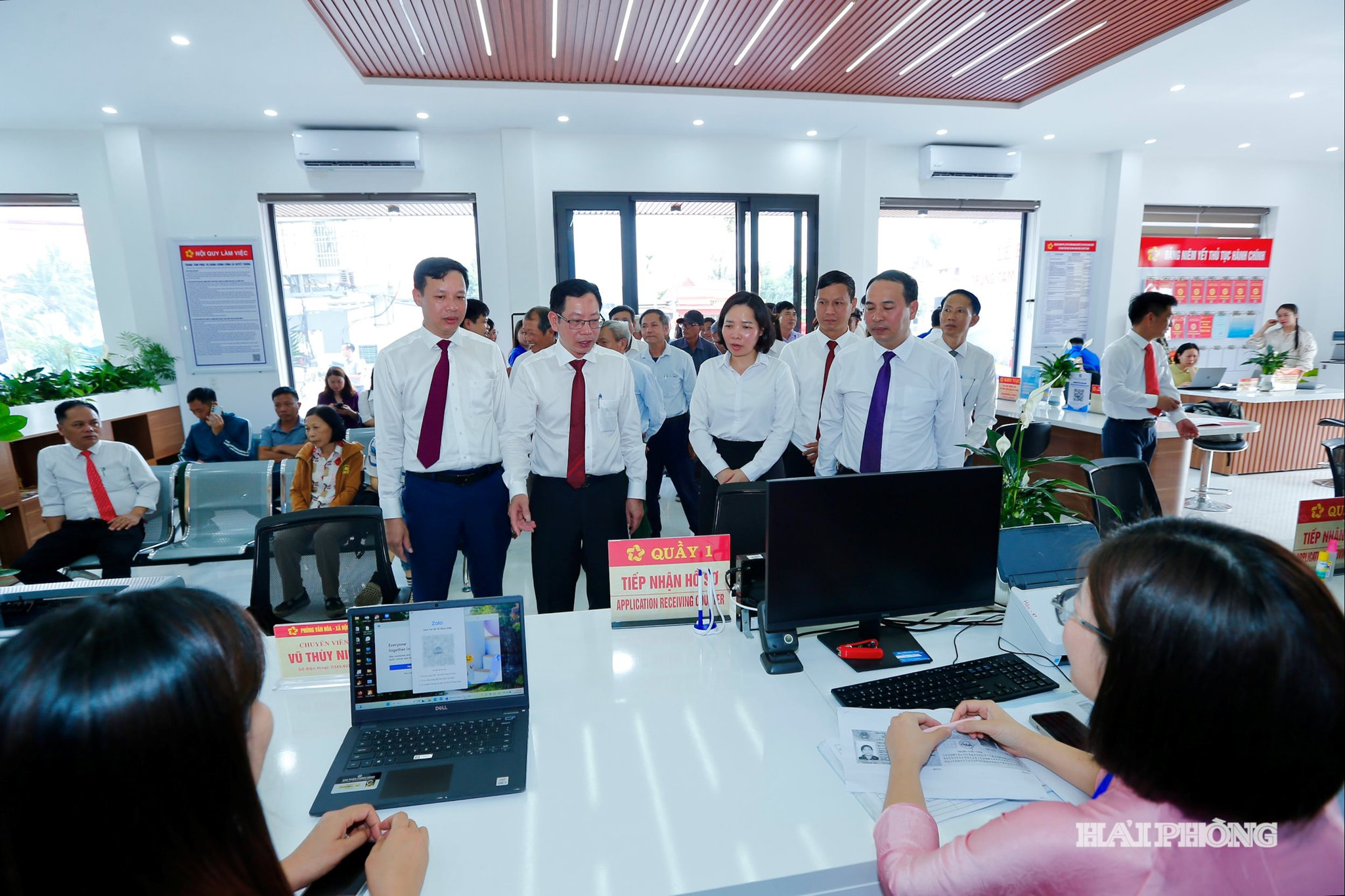 Đồng chí Vũ Tiến Phụng, Uỷ viên ban Thường vụ Thành ủy, Phó chủ tịch UBND thành phố cùng các đại biểu thăm quan khu Trung tâm phục vụ Hành chính công xã Quyết Thắng mới được hoàn thành và đưa vào sử dụng.