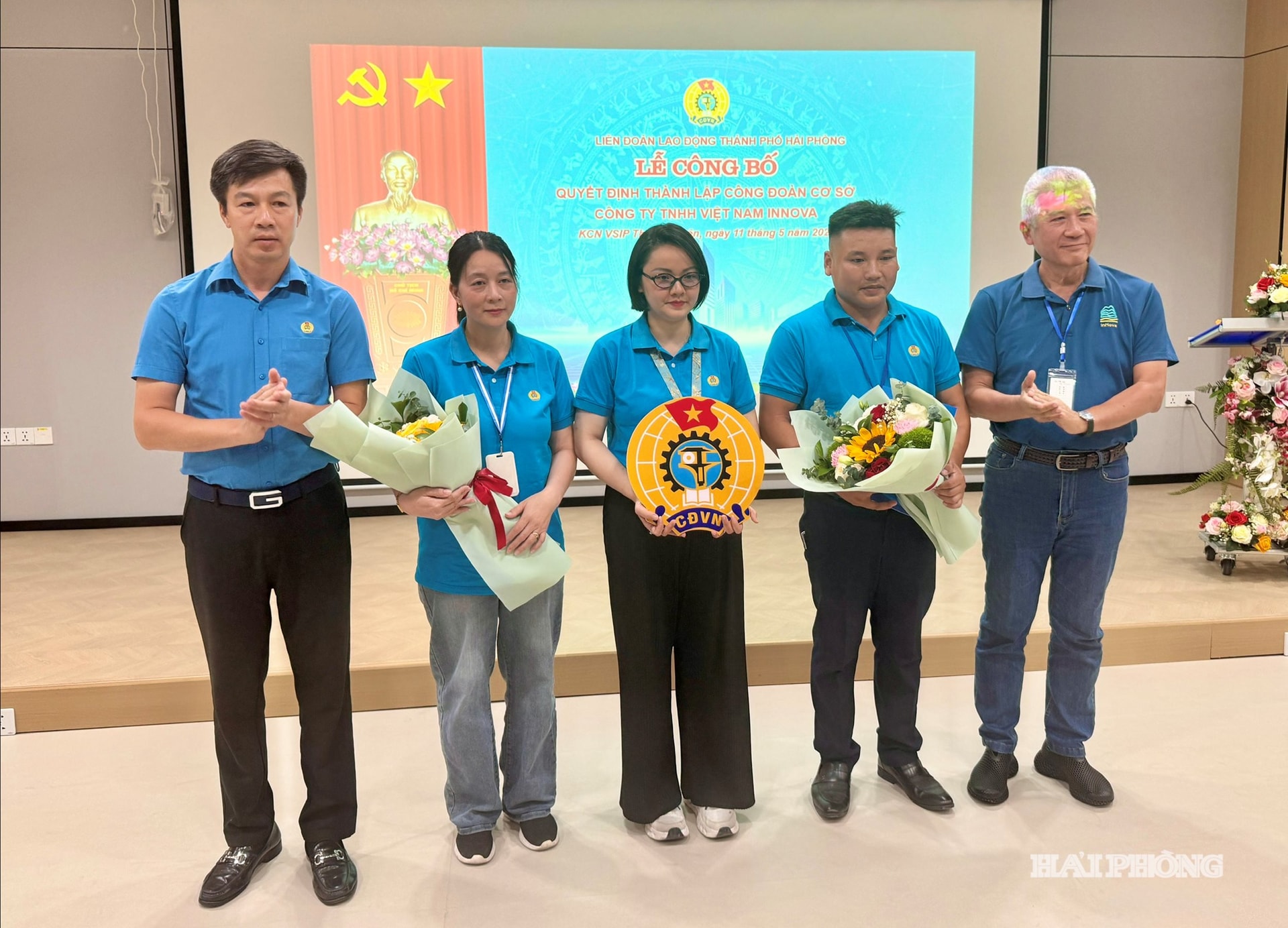 Đại diện Ban Công đoàn Khu công nghiệp trao quyết định của Liên đoàn Lao động thành phố thành lập Công đoàn Công ty TNHH Việt Nam Innova.