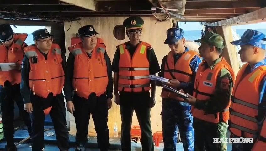 Ban Chỉ huy BĐBP thành phố Hải Phòng và lực lượng Cảnh sát biển Trung Quốc thống nhất thông qua biên bản bàn giao