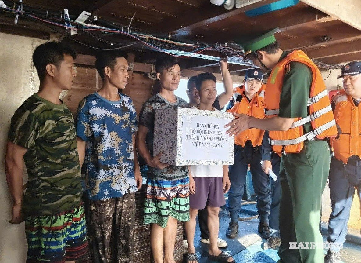 Đại tá Nguyễn Đức Hạnh, Phó Chỉ huy trưởng, Tham mưu trưởng BĐBP thành phố Hải Phòng trao quà cho ngư dân Trung Quốc tại buổi bàn giao