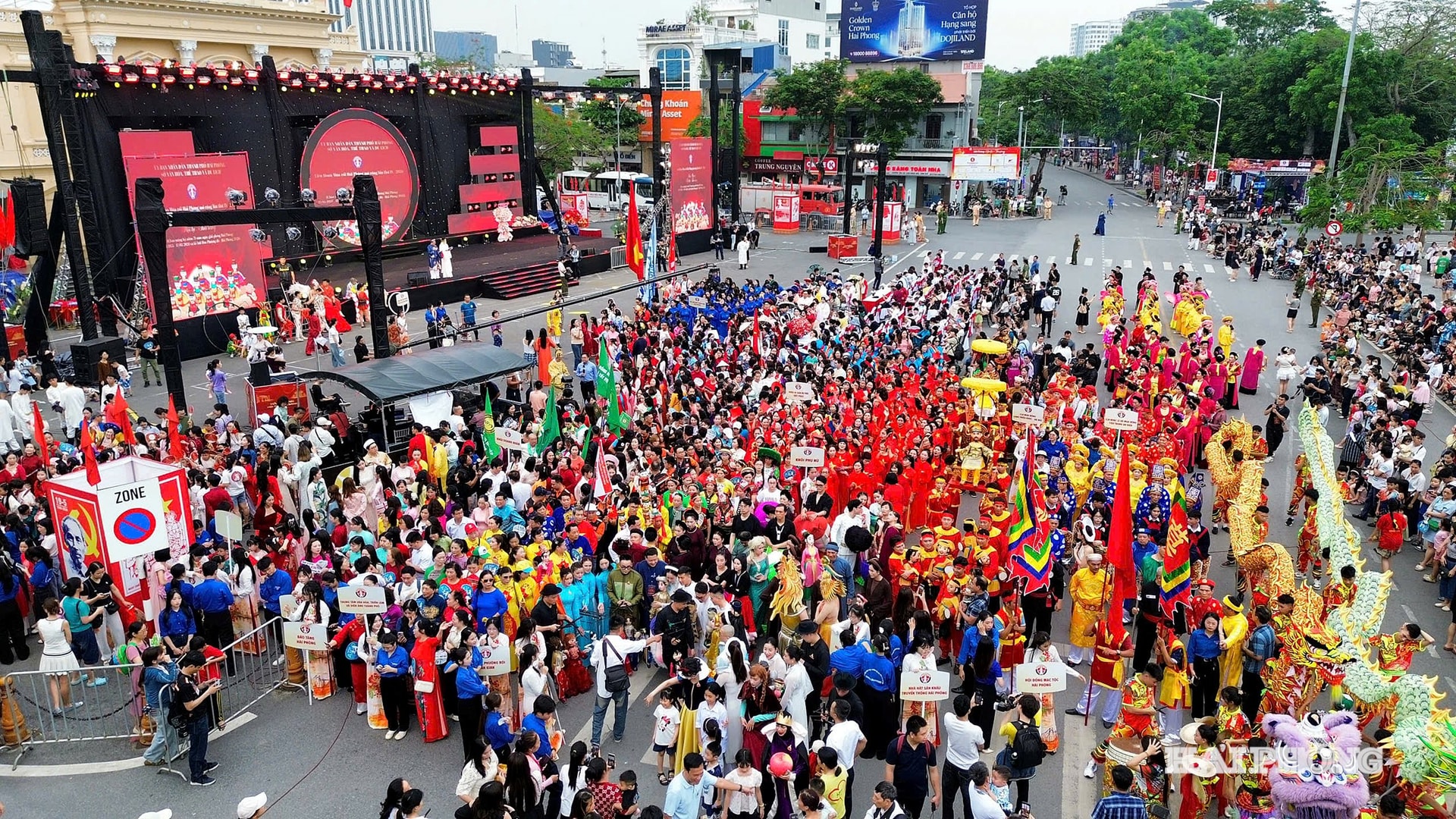 Đặc biệt, Liên hoan Múa rối Hải Phòng mở rộng 2026 tại Quảng trường Nhà hát tạo không gian nghệ thuật đường phố sôi động, rực rỡ mùa Lễ hội Hoa Phượng Đỏ.