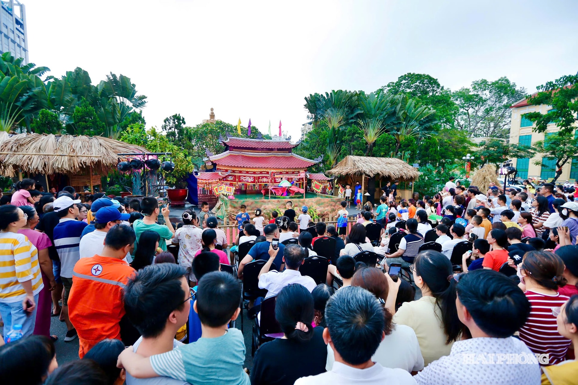 Những ca diễn nghệ thuật múa Rối của Đoàn nghệ thuật dân gian thành phố tại sân Trung tâm Triển lãm và Mý thuật thành phố luôn chật cứng khán giả.