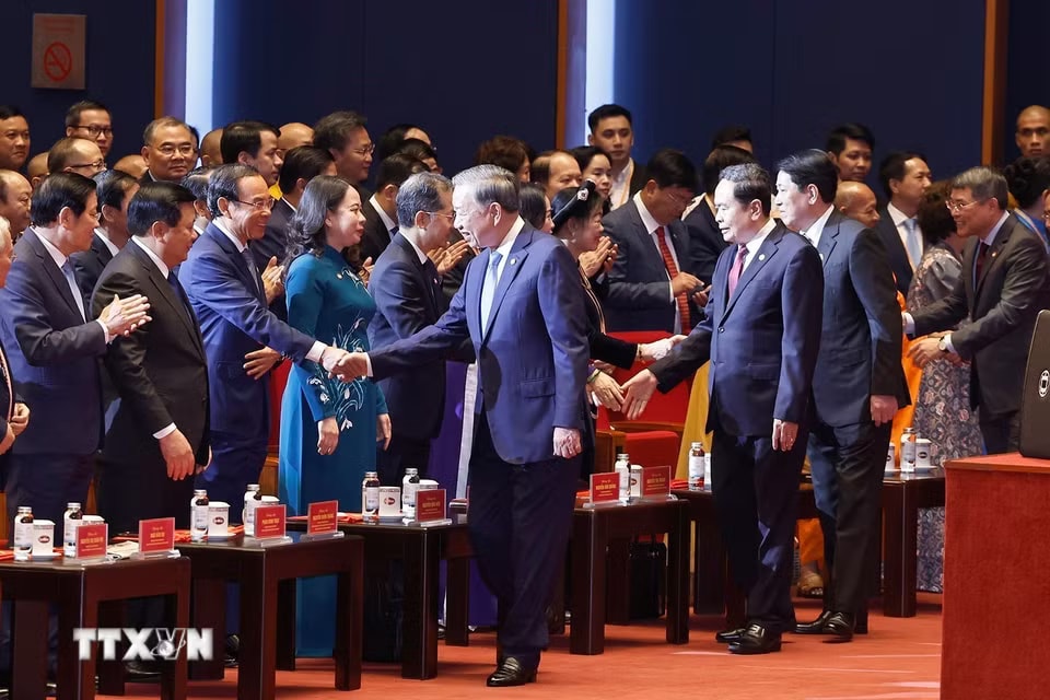 Tổng Bí thư, Chủ tịch nước Tô Lâm cùng các đồng chí lãnh đạo, nguyên lãnh đạo Đảng, Nhà nước tham dự phiên khai mạc trọng thể Đại hội đại biểu Mặt trận Tổ quốc Việt Nam lần thứ XI. (Ảnh: Doãn Tấn/TTXVN)