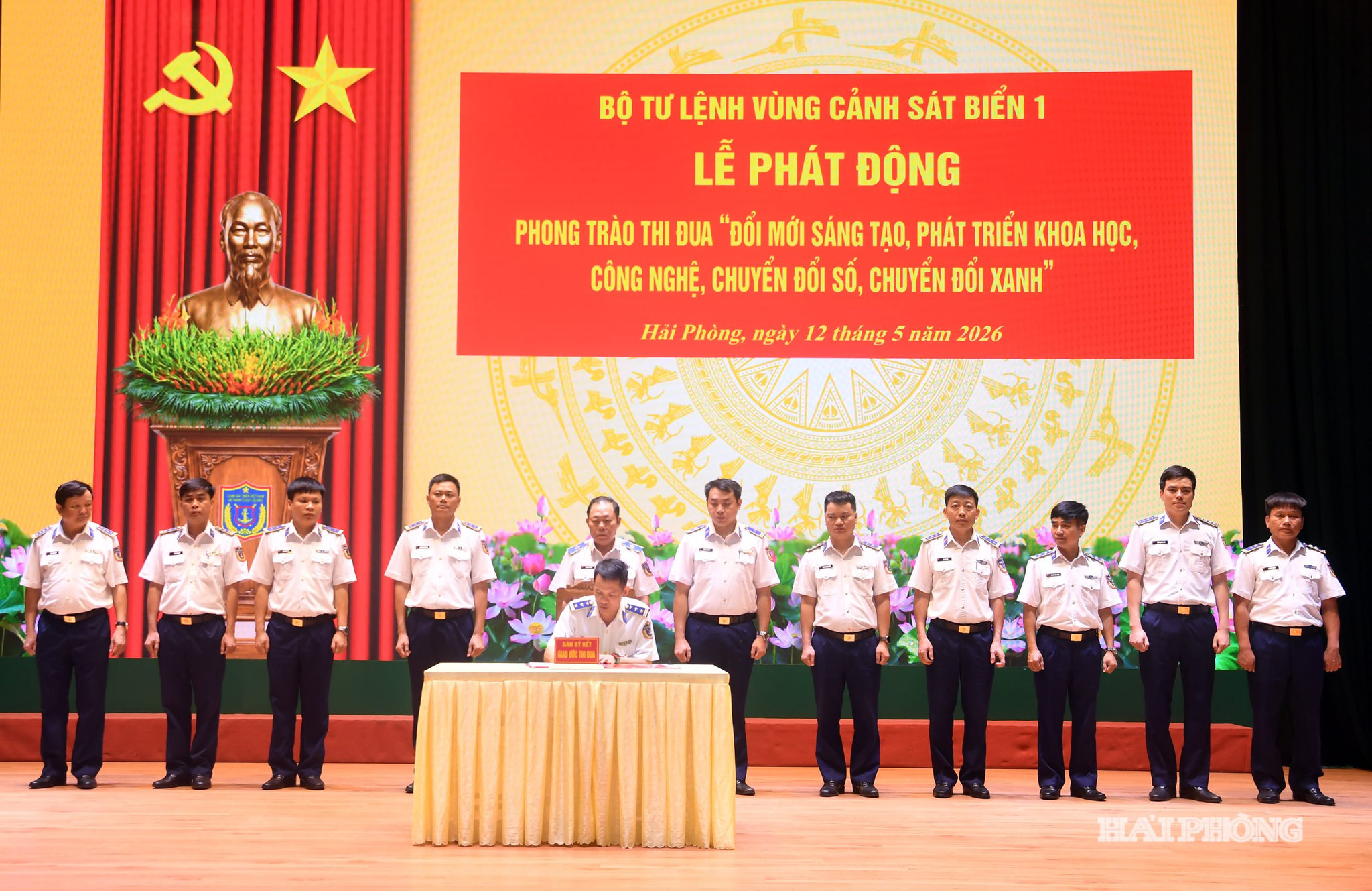 Đại diện các cơ quan, đơn vị ký kết giao ước thi đua