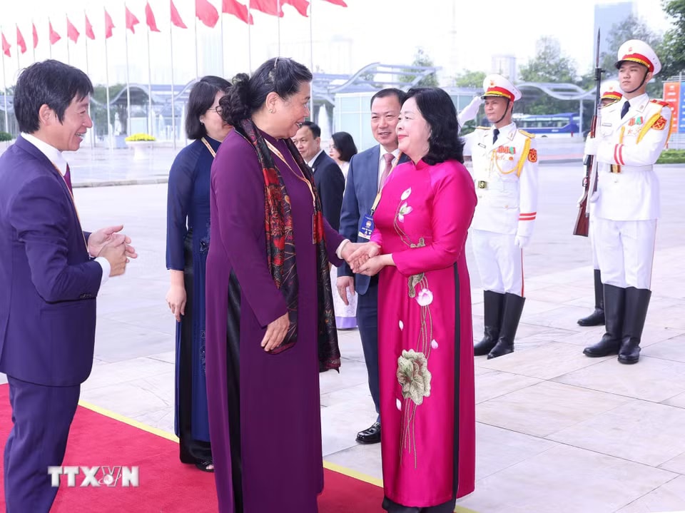 Các đồng chí lãnh đạo, nguyên lãnh đạo Đảng, Nhà nước đến dự phiên khai mạc trọng thể Đại hội XI Mặt trận Tổ quốc Việt Nam. (Ảnh: Văn Điệp/TTXVN)