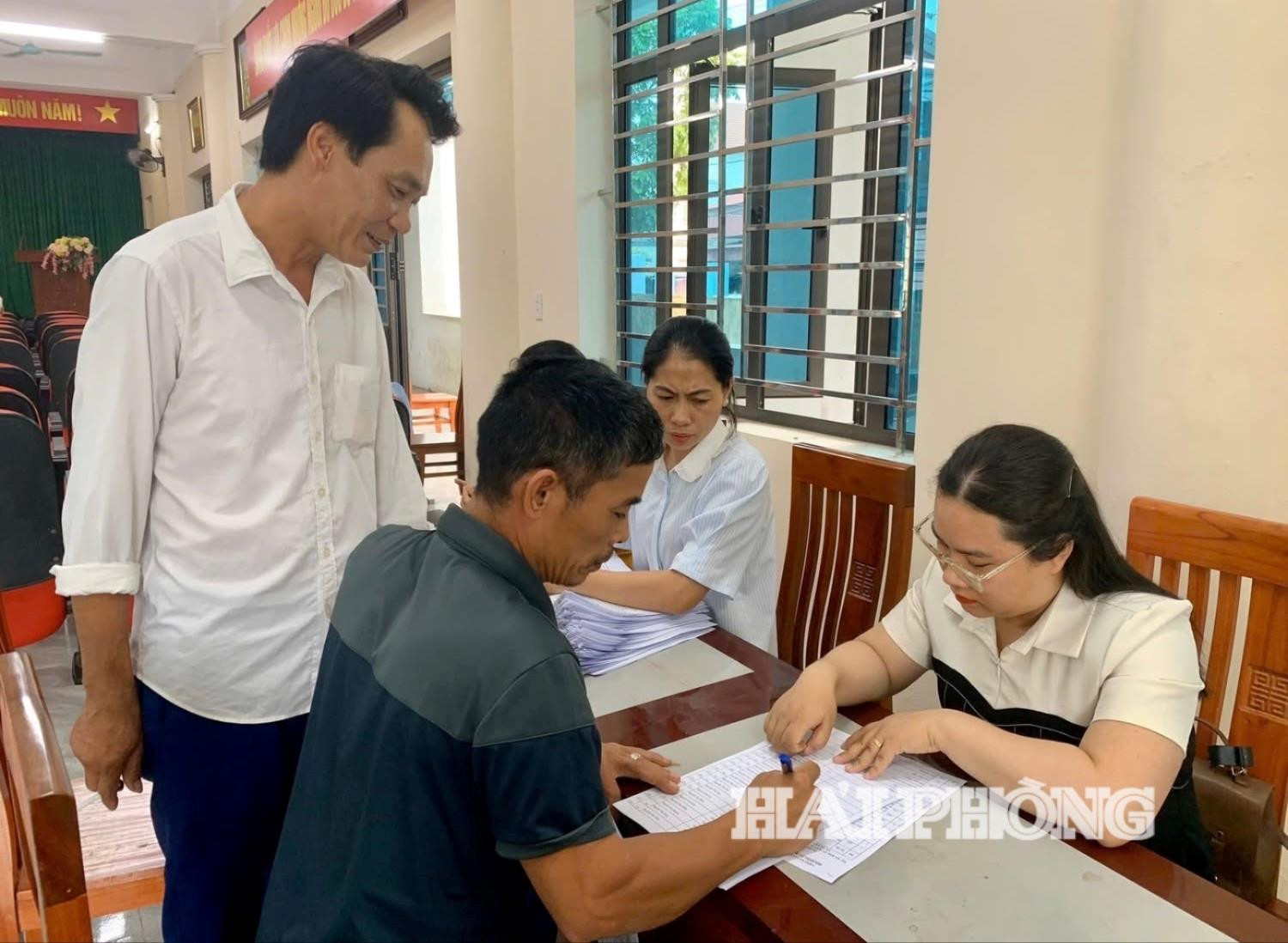 Người dân có đất thu hồi thực hiện Dự án đầu tư xây dựng điểm dân cư mới phía Bắc thôn Minh Thành ký nhận thu hồi đất.
